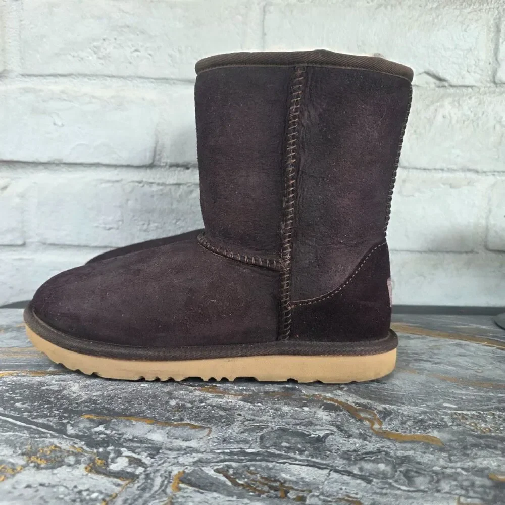 UGG Classic Short Chocolate Brown Suede Sheepskin Boots Size 6
